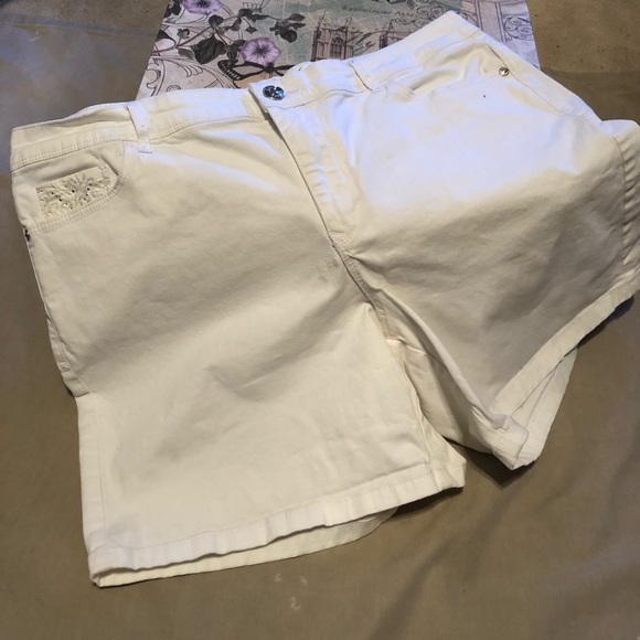 gloria vanderbilt all around slimming shorts